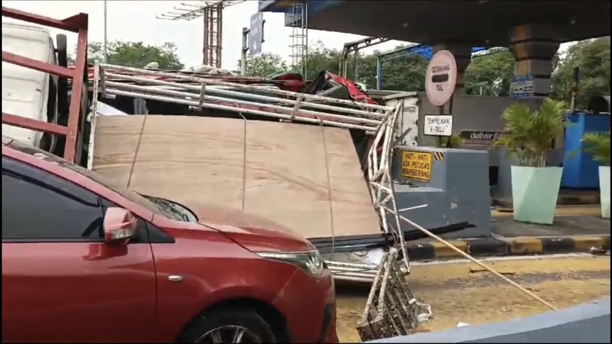 VIDEO: Mencekam Detik-Detik Lima Mobil Kecelakaan Beruntun di Gerbang Tol Halim