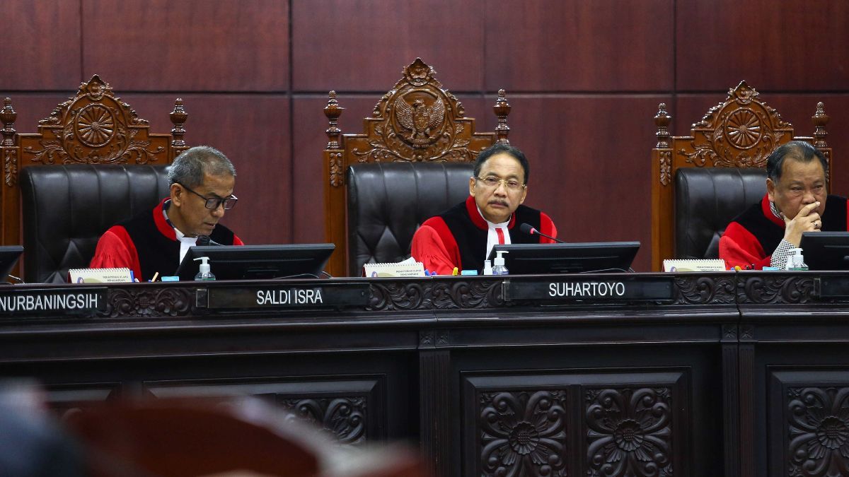 VIDEO: Tegas Ketua MK Sentil Etika Tim Hukum Anies Kepergok Main HP saat Sidang