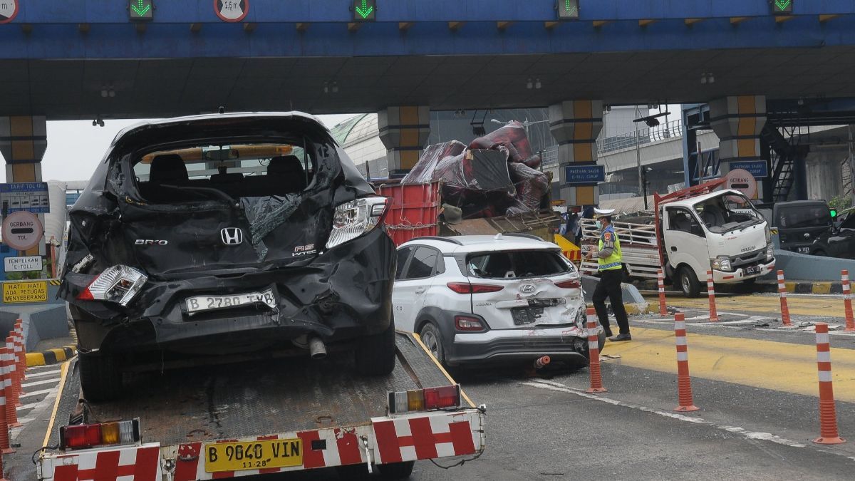 FOTO: Penampakan Kondisi Kendaraan Terlibat Kecelakaan Beruntun di Gerbang Tol Halim Utama