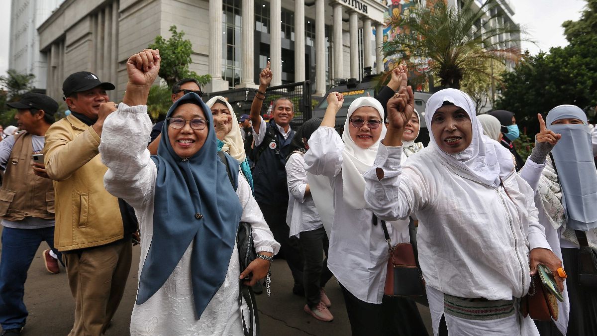 FOTO: Aksi Emak-Emak Dukung Anies-Muhaimin Gugat Hasil Pilpres 2024 di MK