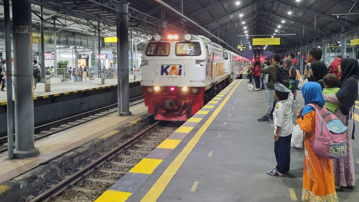 Tak Main-Main, Sanksi Tegas KAI ke Penumpang Mudik yang Ketahuan Merokok di Atas Kereta