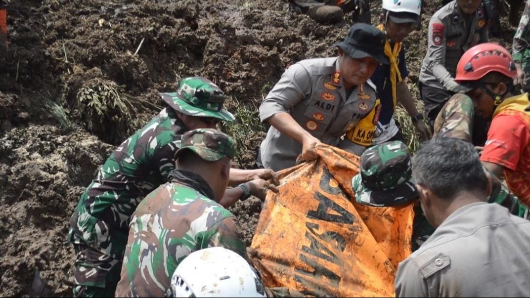 Kapolres-Dandim Cimahi Pimpin Evakuasi Tiga Korban Longsor