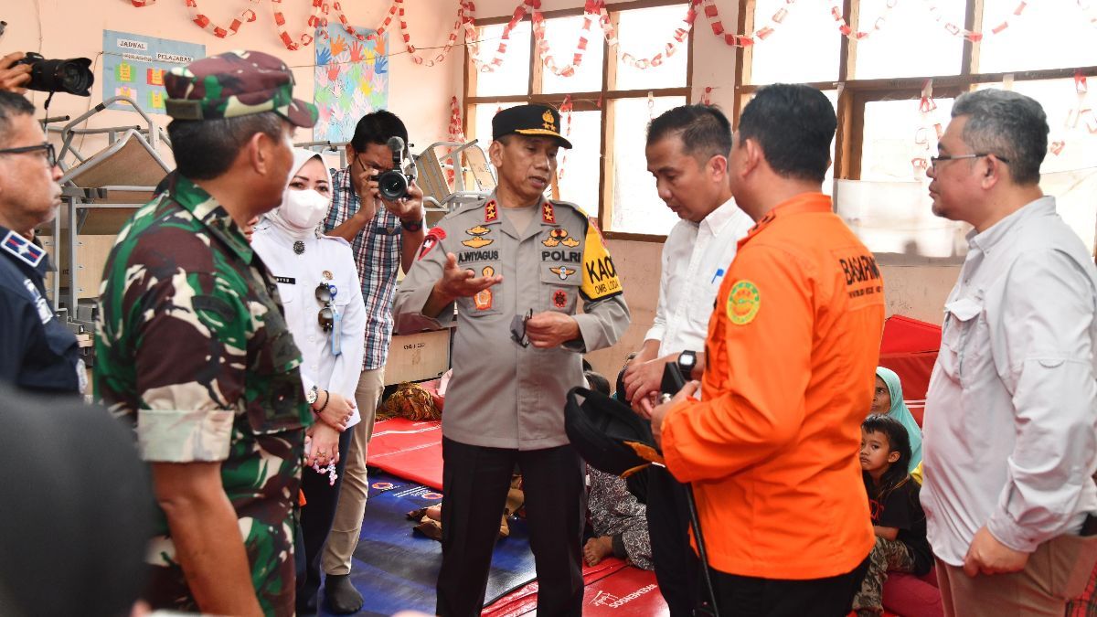 Kapolda Bareng Pj Gubernur Jabar Datangi Warga Korban Longsor Cipongkor