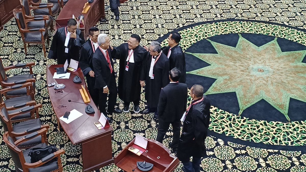 Momen Akrab Ganjar-Mahfud dengan Tim Pembela Prabowo-Gibran di Ruang Sidang Sengketa Pilpres 2024