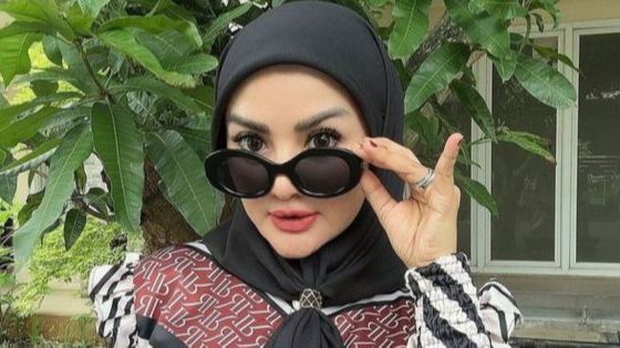 Dulu Tampil Terbuka, 8 Foto Terbaru Gina Youbi Yang Bikin Pangling Dengan Balutan Hijab