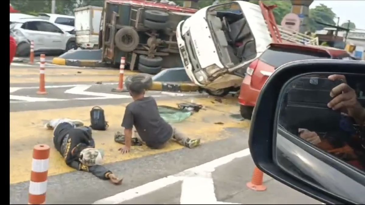 Penampakan Sopir Truk Terkulai Lemas di Jalan GT Halim Usai Tabrak 7 Mobil & Pikap hingga 'Nyangkut' di Pembatas