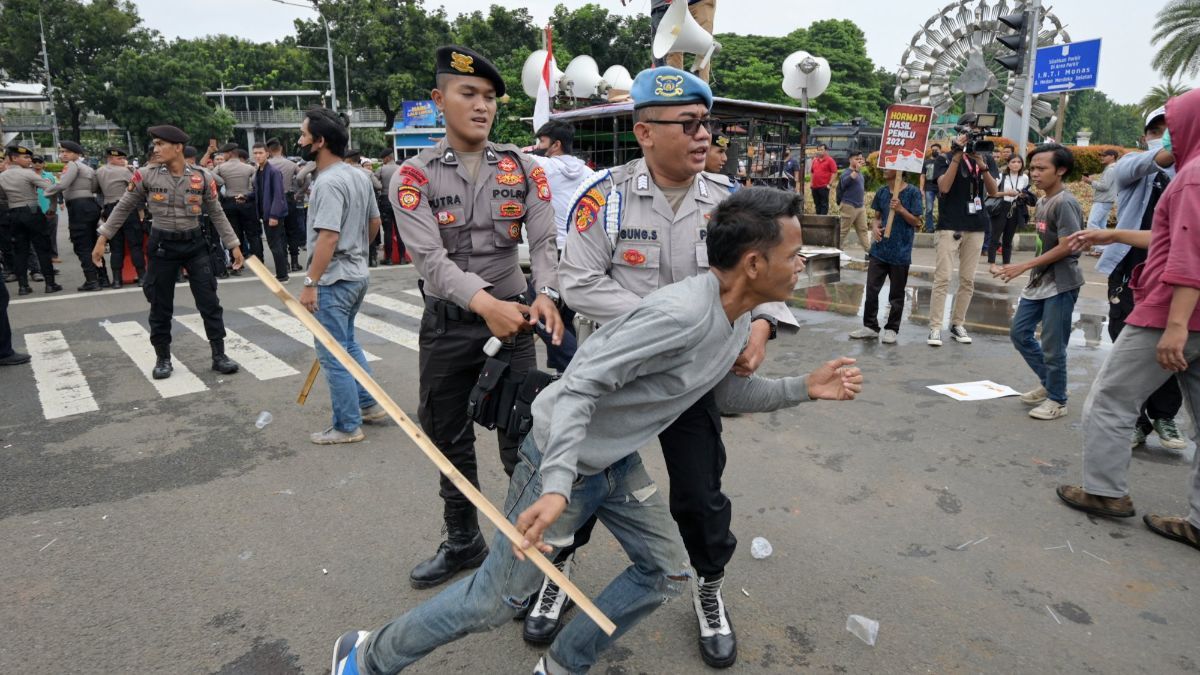 FOTO: Panas! Massa Pro dan Tolak Hasil Pemilu 2024 Ricuh di Patung Kuda, Diwarnai Lemparan Batu dan Botol