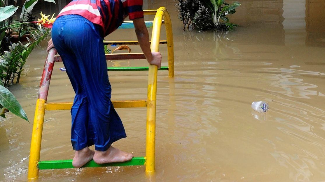 Tetap Harus Berangkat Sekolah Meski Terdampak Banjir, Perempuan Ini Bocorkan Aksi Manis Kakaknya yang Bikin Iri