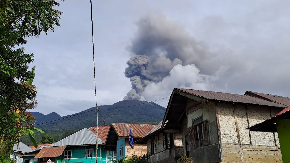 Gunung Marapi 3 Kali Erupsi Hari Ini, Lontarkan Abu Setinggi 1.500 Meter