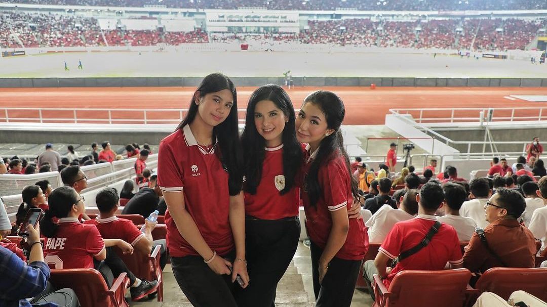 Potret Cantik Almira Anak Annisa Pohan Nonton Pertandingan Sepak Bola di GBK, Penampilann Bikin Salfok