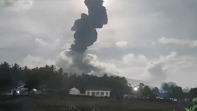 Gunung Ibu Kembali Erupsi, Muntahkan Abu Vulkanik Setinggi 2.000 Meter