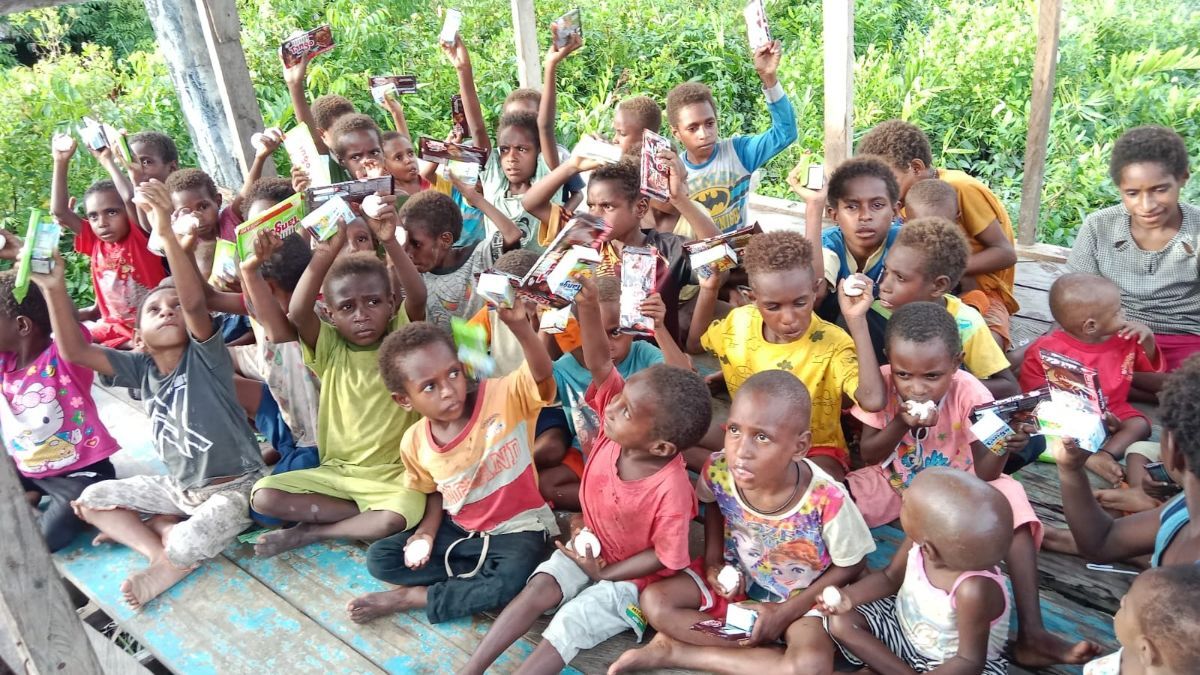 Berbagi Kebahagiaan dengan Anak-Anak di Papua