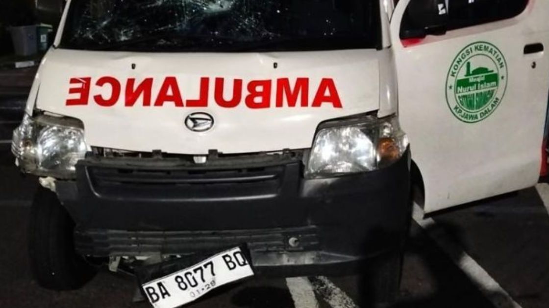 Ambulans Tabrak Dua Polisi Saat Bubarkan Tawuran