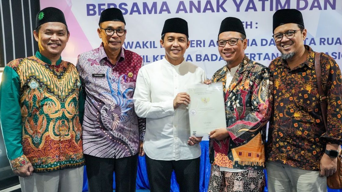 Serahkan Sertifikat Tanah NU dan Muhammadiyah, Wamen Raja Juli: Keduanya Tulang Punggung Bangsa