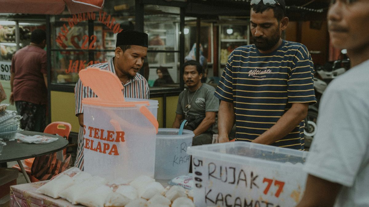 Potret Pedagang Takjil Ramai Diborong Pembeli Laki-Laki, Ternyata Ini Alasannya