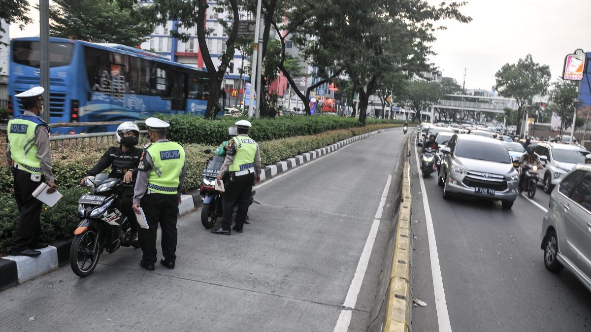 Momen Lucu Niat Baik Anggota Polisi Bagi-Bagi Takjil Malah Dikira Razia, 'Enggak Ada yang Mau Lewat'