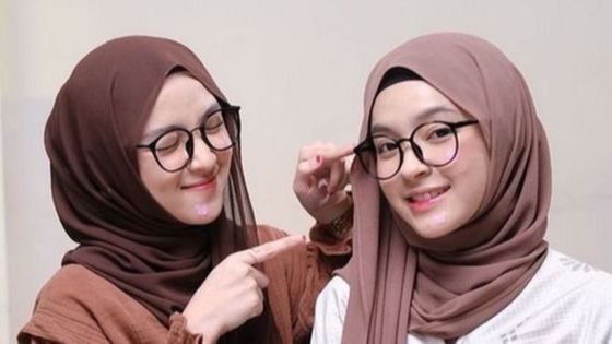 Mirip Saat Berhijab , 8 Foto Eca Aura Ketika Jumpa Dengan Nissa Sabyan