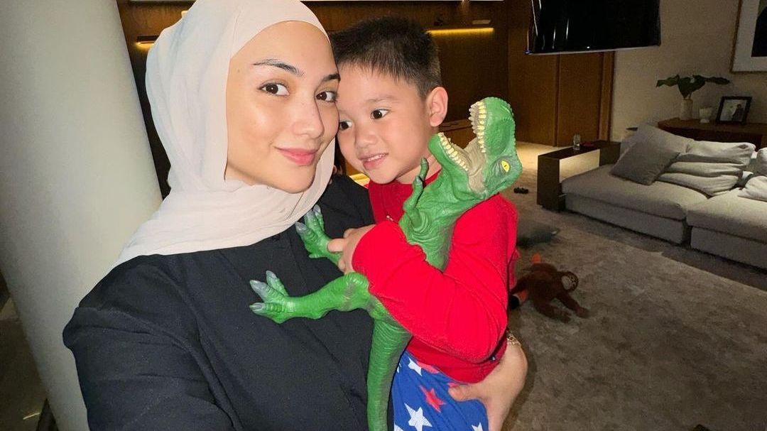 Momen Lucu Athar Anak Citra Kirana dan Rezky Aditya saat Sesi Foto untuk Pembuatan Visa, Gemesin Banget!