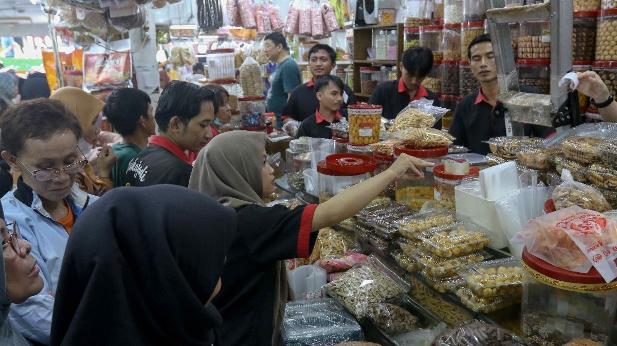 FOTO: Jelang Lebaran, Warga Serbu Sentra Penjualan Kue Kering di Jatinegara