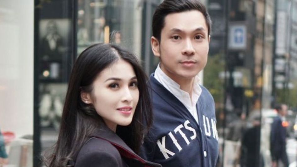 Pelesir ke Luar Negeri Hingga Makan di Resto Mewah, Berikut 10 Potret Romantis Sandra Dewi Bareng Suami