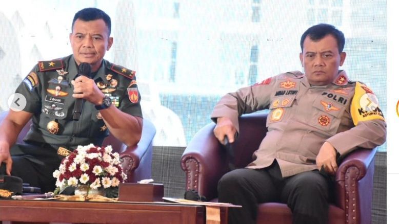 Kompaknya Jenderal Non Akpol Tugas Bareng Adiknya Mayjen TNI, Ada Momen HP Sang Kakak Diintip