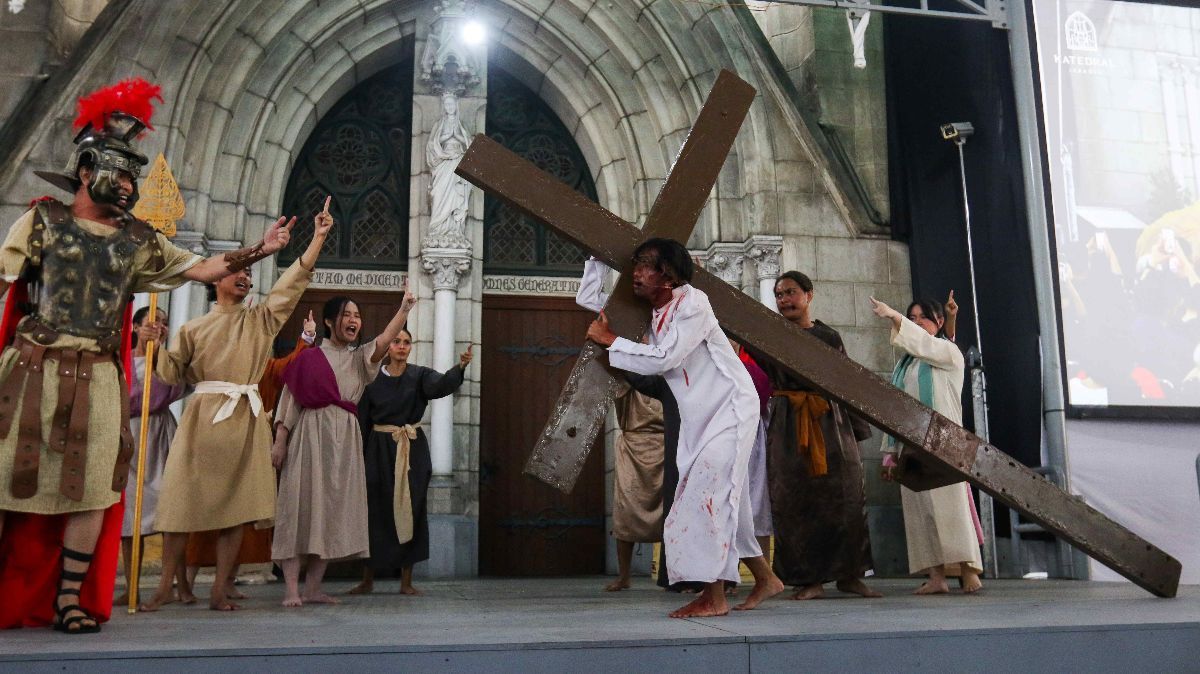 FOTO: Melihat Kesengsaraan Yesus Kristus dalam Prosesi Jalan Salib di Gereja Katedral Jakarta