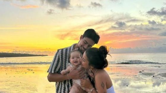 8 Foto Lucu Baby Kamari Anak Bule Jennifer Coppen Saat Main Pasir di Pinggir Pantai