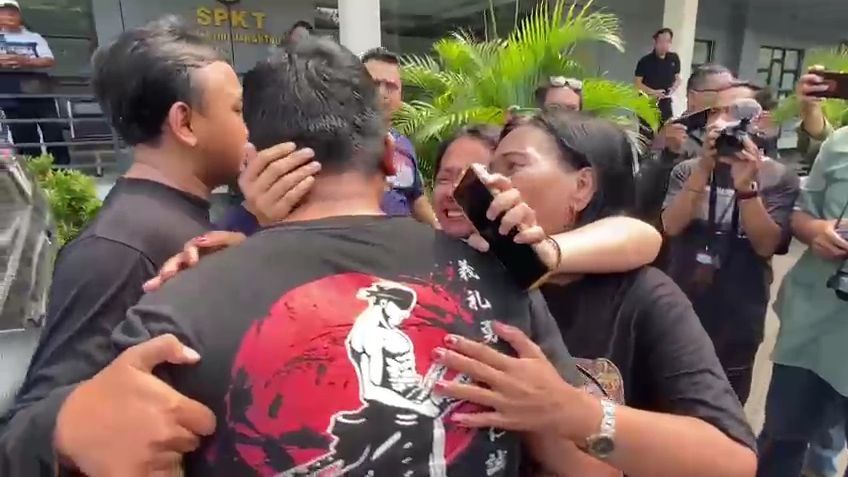 Tangis Ibu Sopir Grab Tersangka Penganiayaan dan Pemerasan Pecah Lihat Anaknya Digelandang Polisi