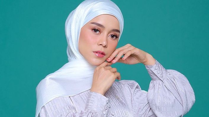 Cantik dan Memesona, Deretan Pedangdut Tanah Air Mengenakan Hijab Bikin Pangling