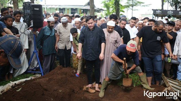 Potret King Nassar saat Antar Mendiang Sang Ayah ke Tempat Peristirahatan Terakhir