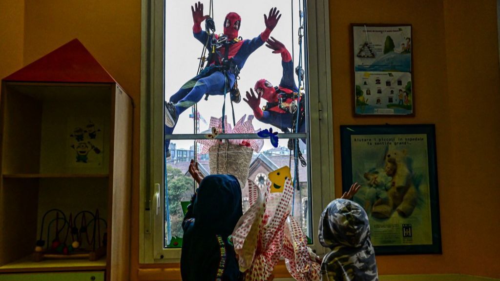 FOTO: Aksi Spiderman Bagikan Telur Paskah untuk Pasien Anak di Rumah Sakit Italia