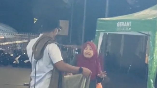 Langsung Dibalas Kontan oleh Tuhan, Momen Penjual Beri Nenek-nenek Mukena yang Tak Punya Uang Ini Viral