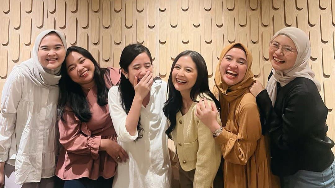 Potret Seru Prilly Latuconsina Bukber Bareng Genk SMP, Ada Foto Jadul Bikin Salfok