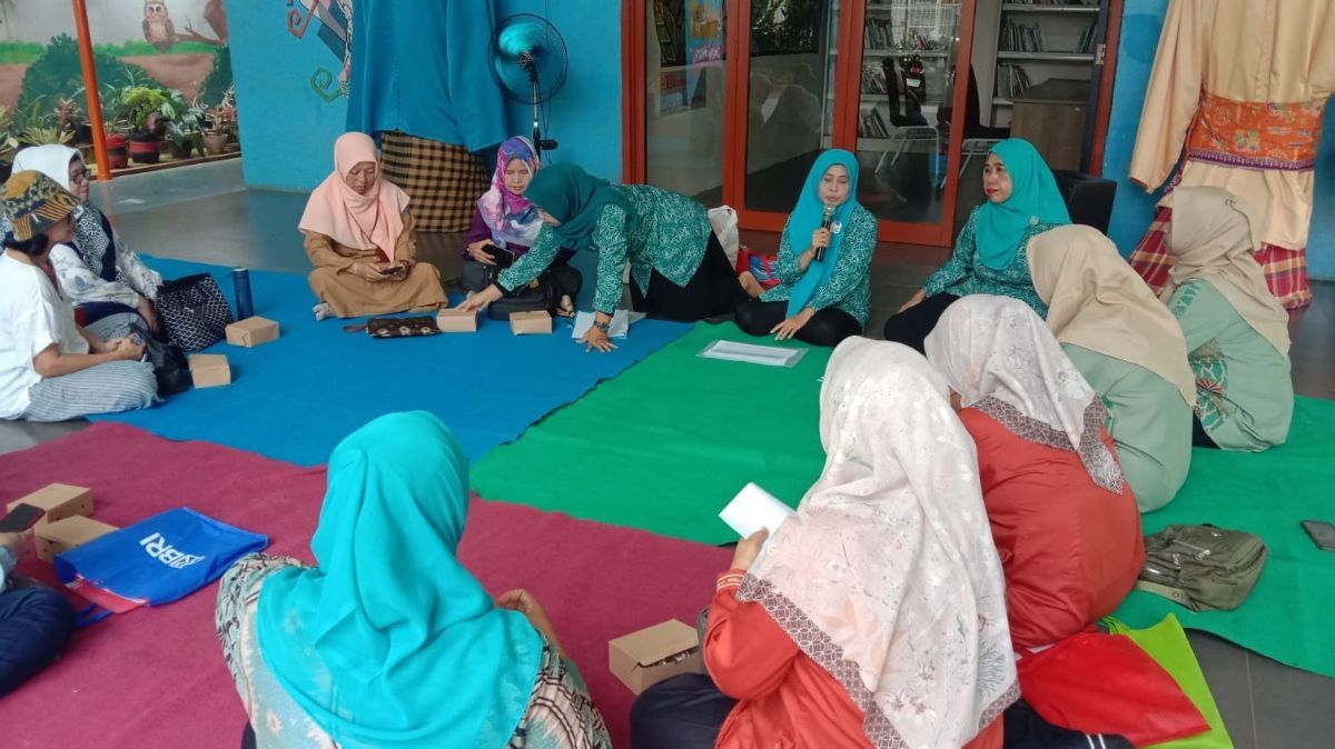 Berkah Jualan Keripik, Mardiah Selamatkan Ibu-Ibu dari Rentenir dan Bantu Warga Pakai Koin Peduli