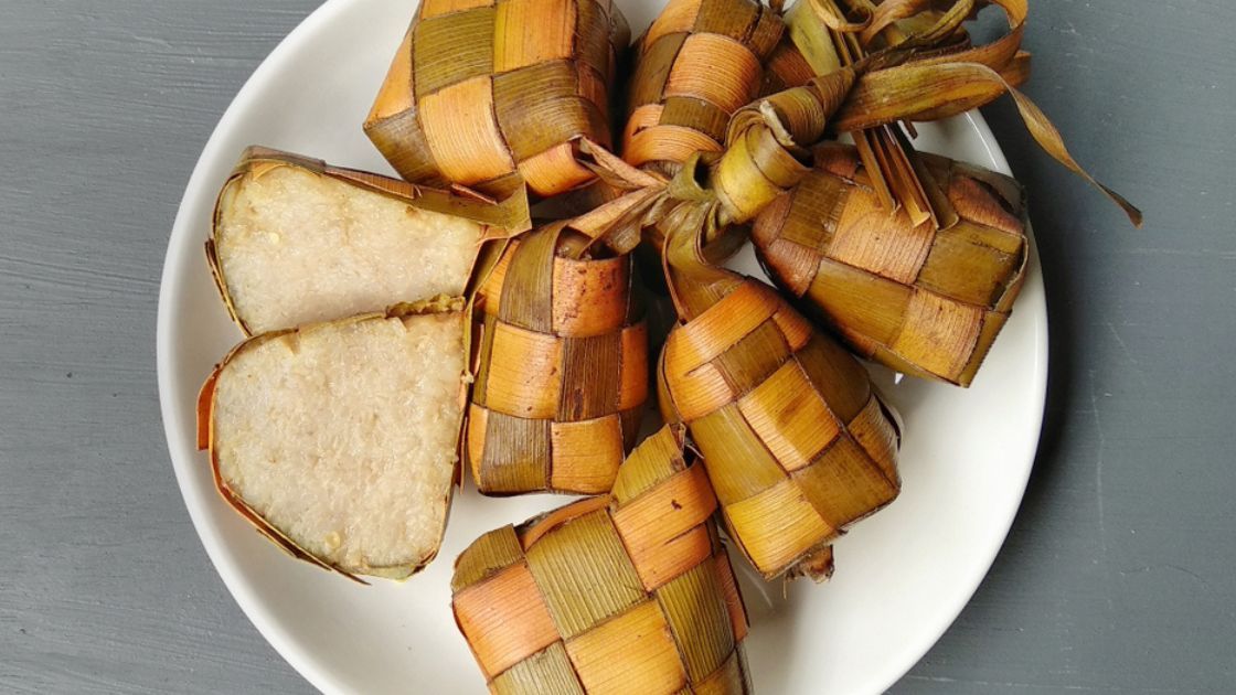 Trik Membuat Ketupat Lebaran Anti Gagal dan Nggak Cepat Basi, Dicoba Yuk!