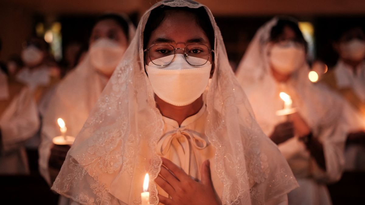 FOTO: Misa Malam Paskah di Gereja Santo Kristoforus Jakarta Berlangsung Khidmat