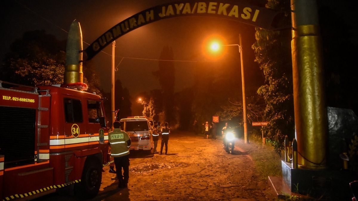 Warga Berbondong-bondong Amankan Barang Berharga Usai Rumah Terdampak Ledakan Gudang Amunisi Milik Kodam Jaya