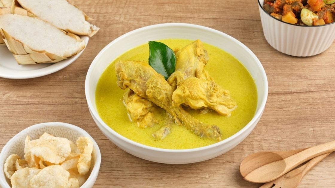 Resep Opor Ayam Bumbu Kuning yang Enaknya Kebangetan, Cobain Yuk!