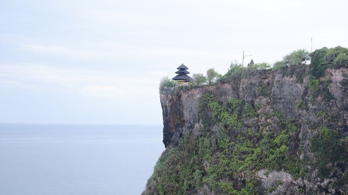 Bikin Geleng-Geleng, Turis di Bali Masuk Pura Besakih Pakai Celana Dalam, Diusir Marah-Marah