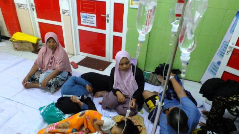 50 Warga Jember Diduga Keracunan Makanan Takjil, Ada yang Dirawat Beralaskan Tikar