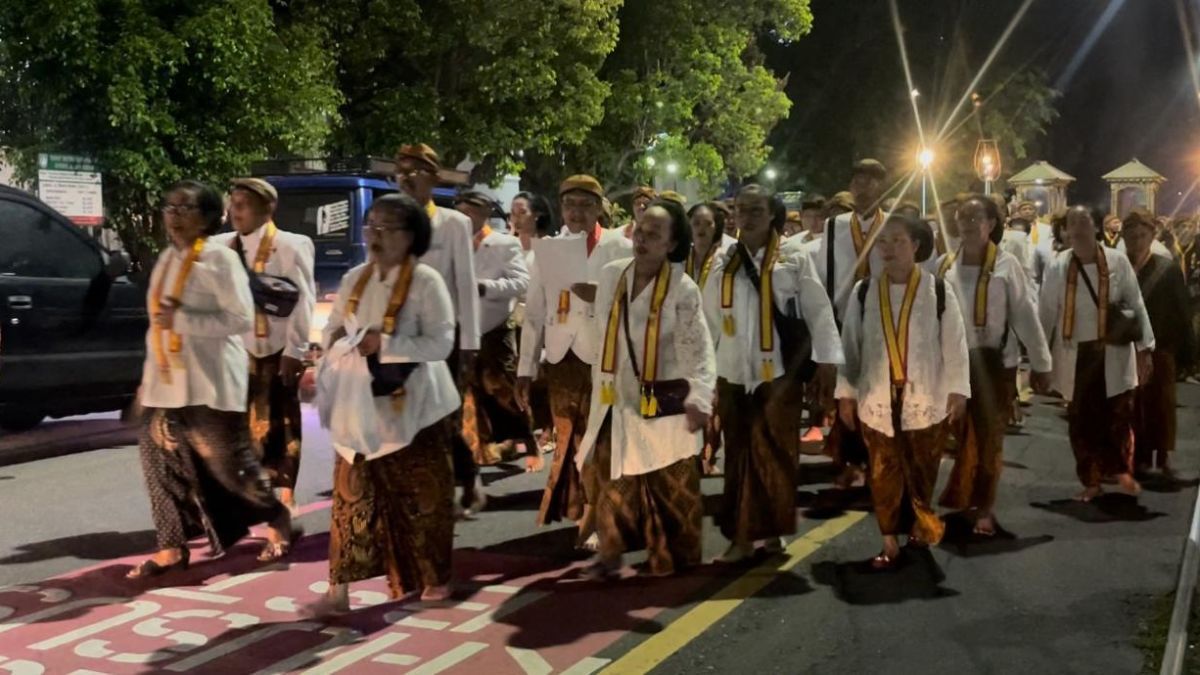 Raja Surakarta PB XIII Pimpin Kirab 1.000 Tumpeng Sambut Lailatul Qadar