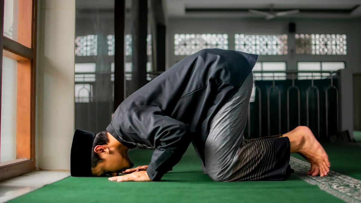 Dokter Asal Inggris Ungkap Manfaat Kesehatan dari Gerakan Rukuk & Sujud saat Muslim Salat, Ternyata Luar Biasa