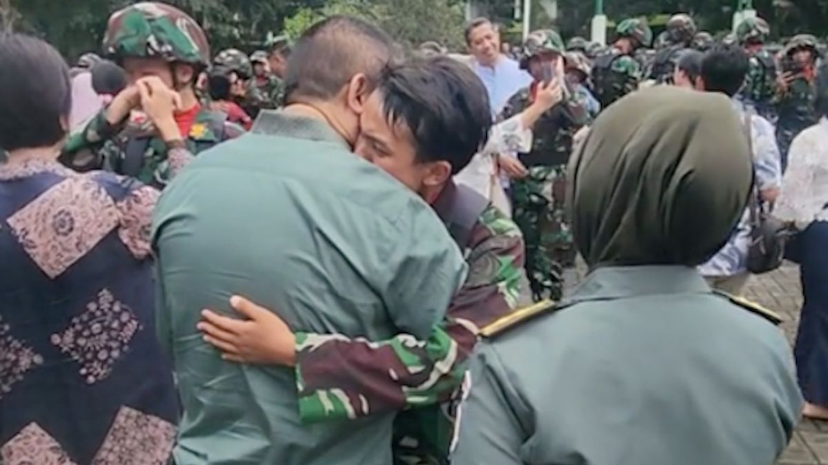 ⁠Ibunya Letkol TNI AD 2 Putrinya Calon Perwira TNI & Polri, Kedekatan Sang Anak dengan 'Cinta Pertama' Jadi Perhatian