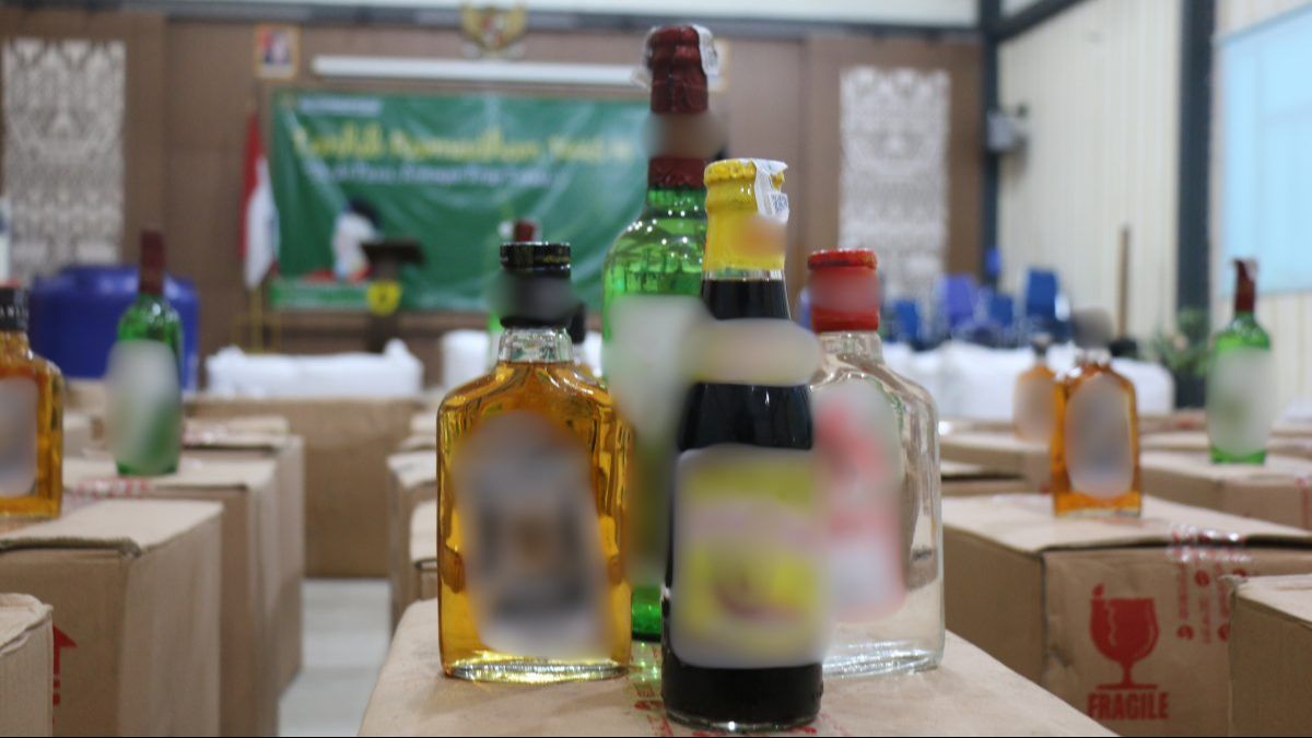 Sebuah Rumah di Lampung Digerebek, Ternyata Pabrik Miras Ilegal Simpan 19 Ribu Botol