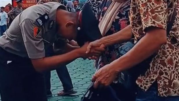 Ortu Tak Hadir saat Momen Kunjungan Pendidikan Polri, Aksi Pria Peluk Siswa Ini Viral Banjir Pujian