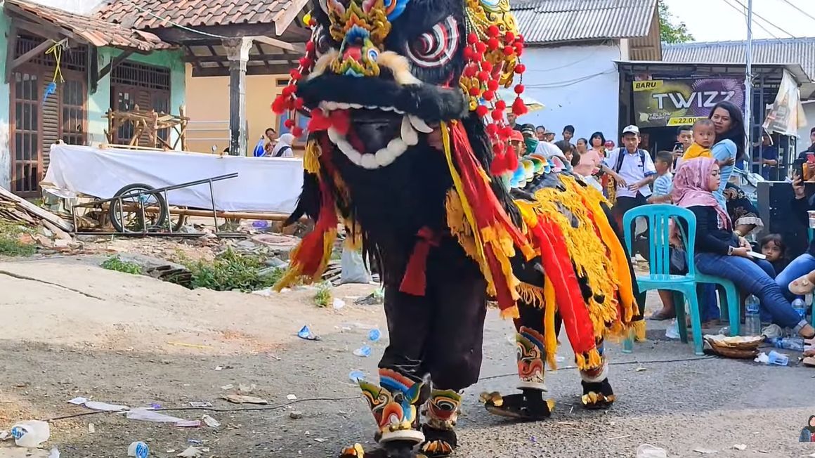 Serunya Seni Barong Geni Khas Gegesik Cirebon, Atraksi Semburan Apinya Curi Perhatian