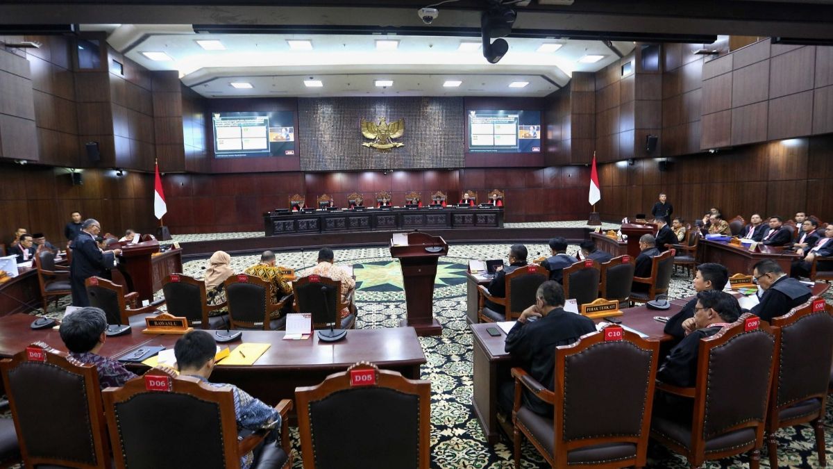 VIDEO: Kubu Amin Pakai 'Detektif' Bongkar Angka Janggal Sirekap di Sidang MK