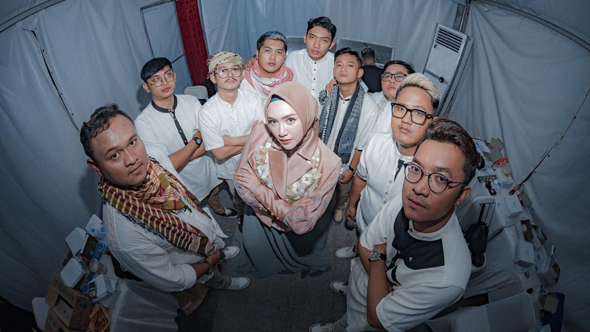 Potret Cantik Happy Asmara Tampil Berhijab saat Konser di Sukabumi, Bikin Pangling