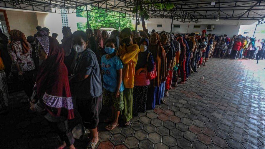 FOTO: Antusiasme Warga Limo Depok Antre Panjang Demi Takjil Gratis di Masjid Wihdatul Ummah