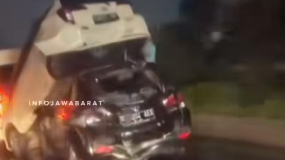 Kecelakaan Beruntun di Tol Purbaleunyi, Minibus Terangkat Diseruduk Sedan